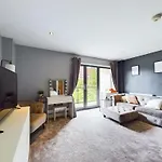 Cosy Studio With Balcony Views