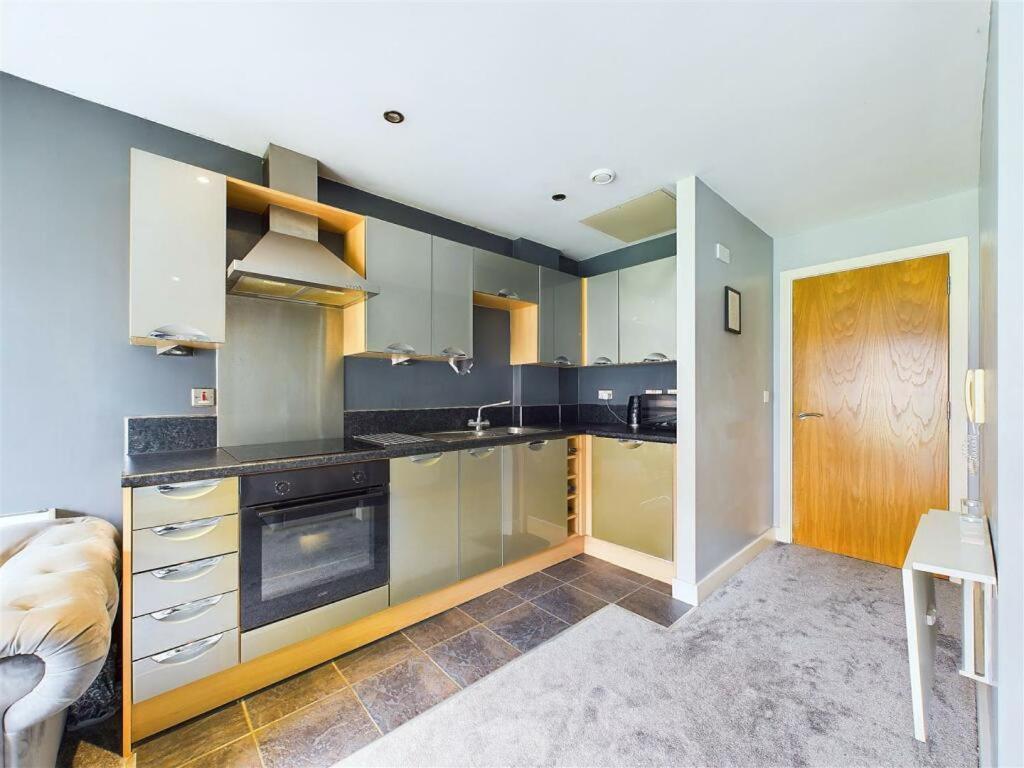 Cosy With Balcony Views * Sheffield