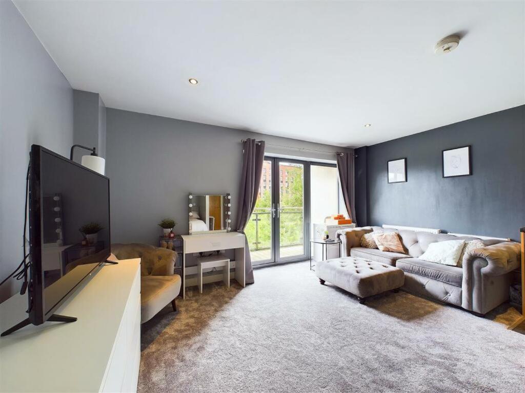 Cosy With Balcony Views Apartment